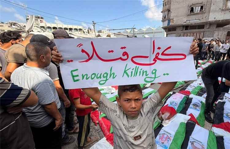 بعد سنوات تحت الركام ،، غزة تودع 106 قتلى في موكب جنائزي مهيب