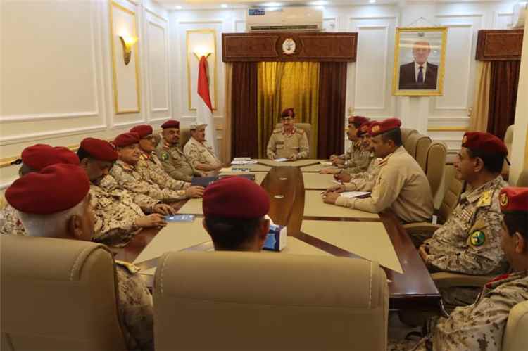 الفريق العقيلي يترأس اجتماعا بقيادة وزارة الدفاع لمناقشة التطورات الميدانية في جبهات القتال