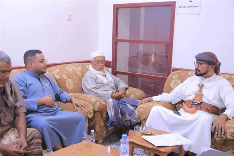 مدير عام شبام يلتقي مجلس آباء مدرسة الفاروق بخميّر ويطلع على أوضاعها