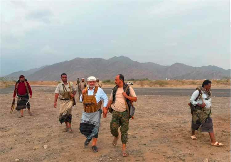محافظ الحديدة يتفقد جبهة سقم ويؤكد سيطرة القوات على جبال شرق حيس