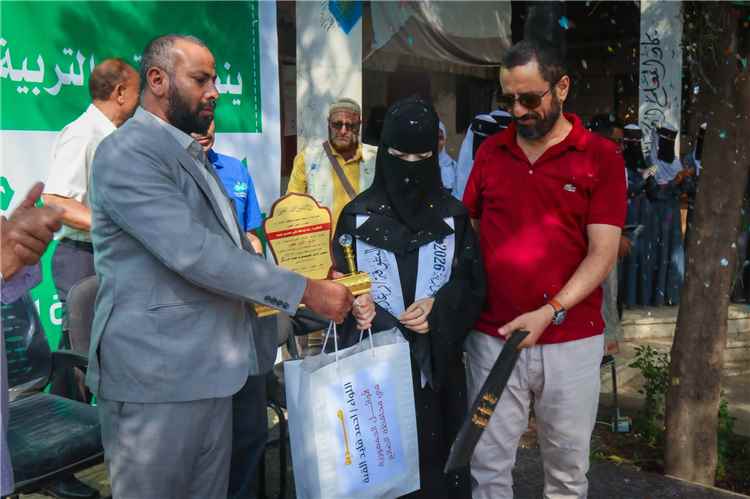محافظ الضالع يكرّم متفوقات الثانوية العامة ضمن أوائل الجمهورية ويعتمد 100 ألف ريال سعودي لتوسعة مدرسة الفقيد فُضيل