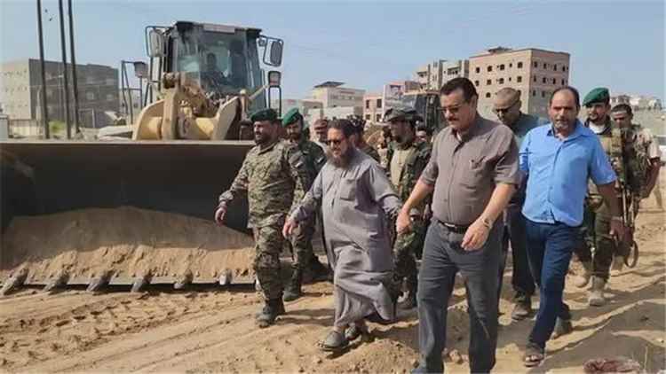 مدير عام البريقة يدشن أعمال شق وفتح شارع التسعين