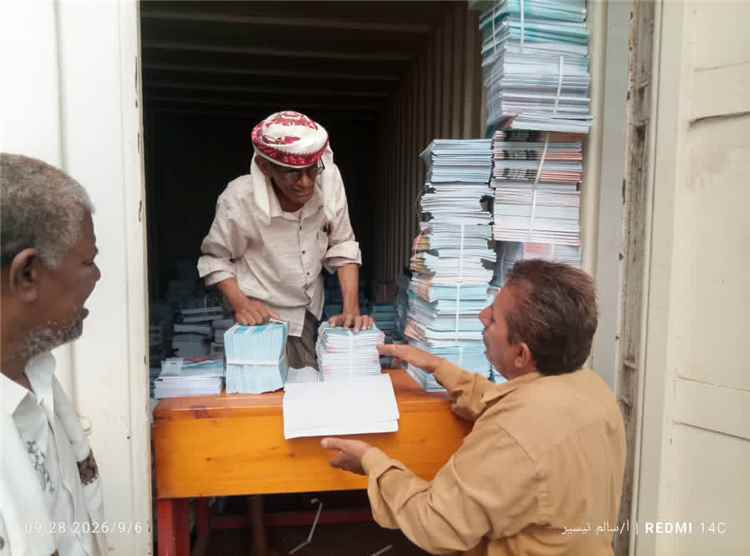 مكتب التربية بزنجبار يدشن توزيع الكتب المدرسية على مدارس المديرية ويثمّن جهود قيادة التربية بالمحافظة