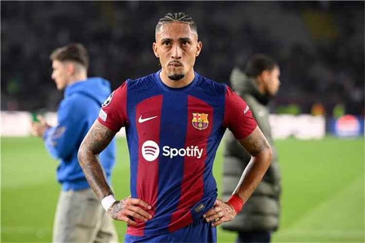 أرقام الأساطير.. رافينيا يبحث عن إنجاز قياسي مع برشلونة
