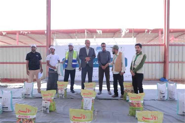 مدير عام سيئون يدشن توزيع مدخلات سلاسل القيمة الزراعية لـ357 مستفيداً