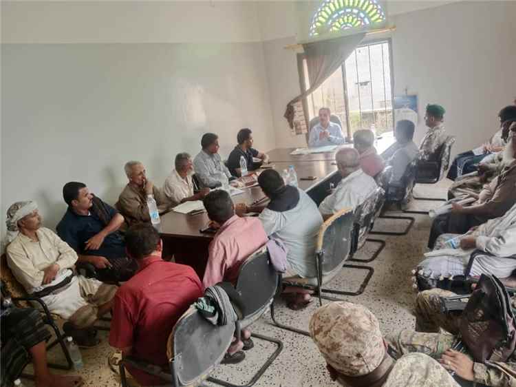 تنفيذي ردفان يناقش الاستعداد للمخيم الطبي وتعزيز دعم المعلمين ومشاريع المياه