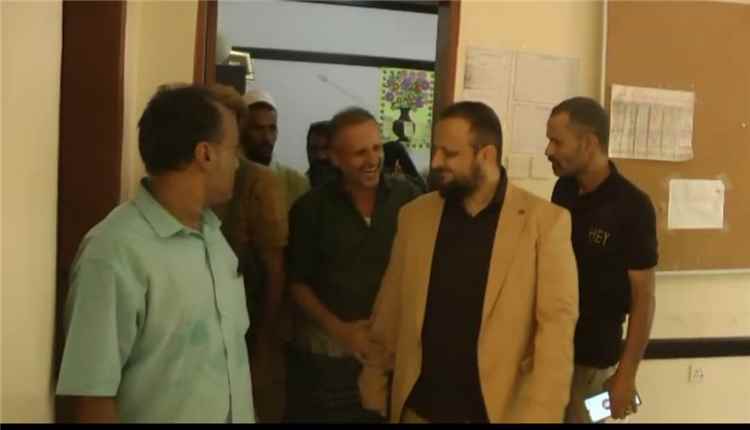 مدير عام المنصورة يتفقد مدرسة الشهيد أبو اليمامة ويطلع على أوضاعها