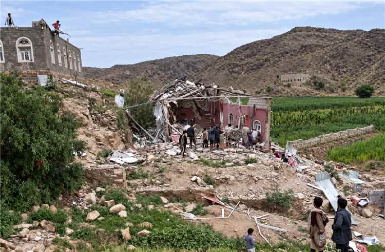 الحوثيون يفجّرون منزل شيخ قبلي في البيضاء والأخير يتعهد بمواصلة موقفه