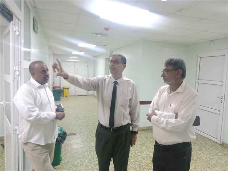مدير عام مكتب الصحة بلحج يتفقد جاهزية مستشفى ابن خلدون وغرفة العناية المركزة