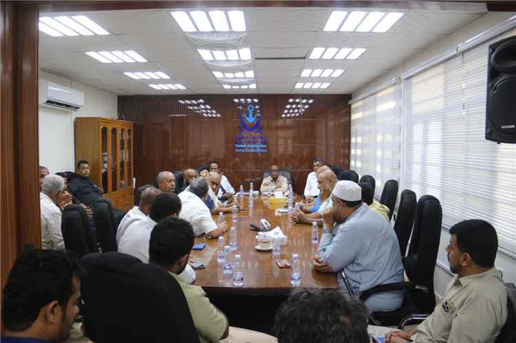 الرباكي يجتمع بالوكلاء الملاحيين لمناقشة سبل تعزيز الحركة الملاحية بميناء المكلا