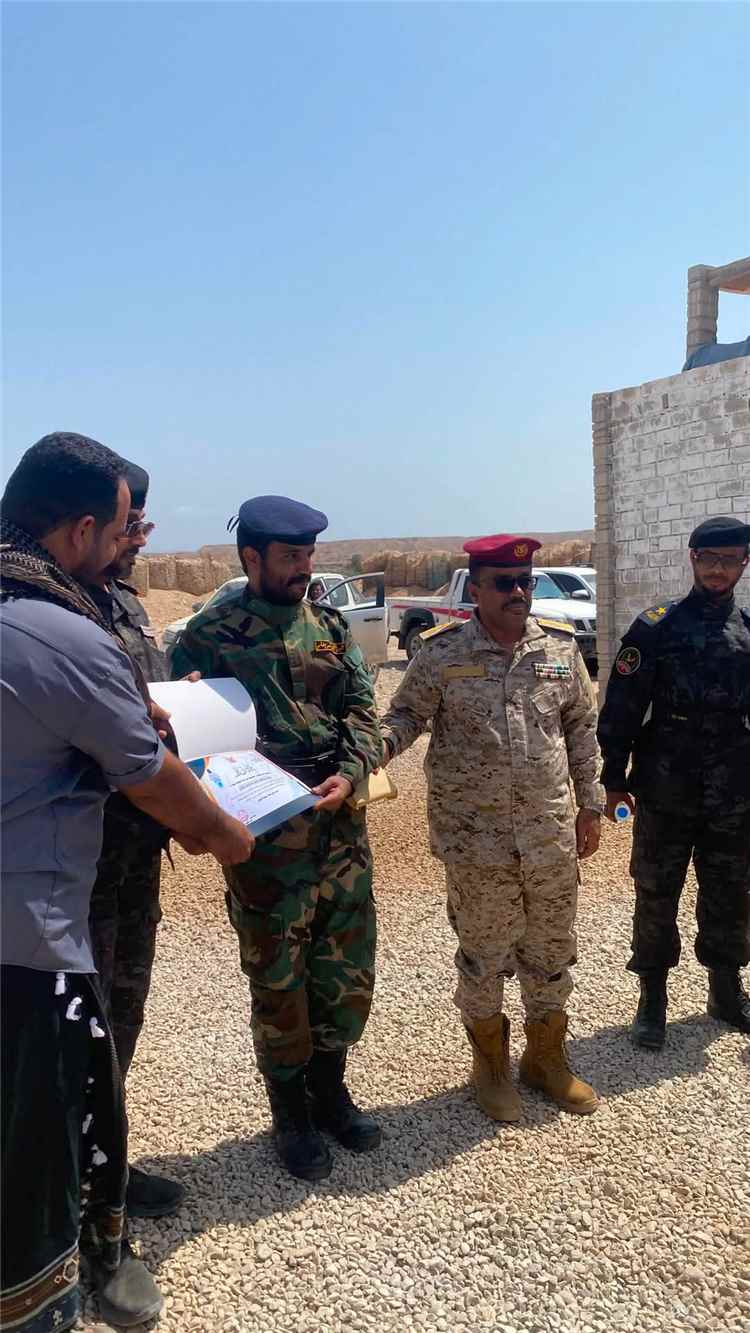 تكريم قيادة وأفراد نقطة عسد الفاي بساحل حضرموت عقب ضبط شحنة مخدرات تتجاوز 37 كيلوغرامًا