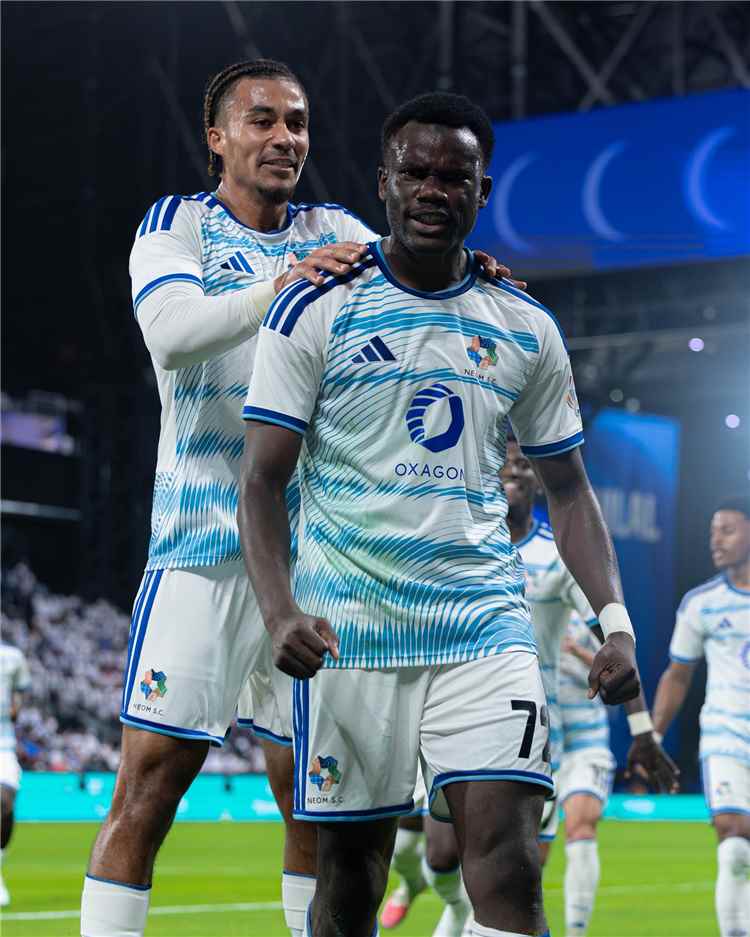 نيوم يذيق الهلال أول خسارة في دوري روشن السعودي ويقدم هدية ثمينة للنصر