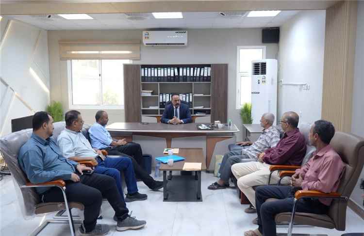 وزير الأشغال يترأس اجتماعاً لقيادة وموظفي مؤسسة الطرق والجسور ويؤكد مواصلة الإصلاحات الإدارية والمالية