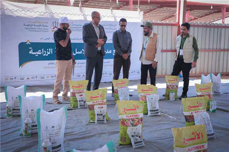 سيئون: تدشين توزيع البذور المحسنة لدعم صغار المزارعين ضمن مشروع تعزيز سلسلة القيمة الزراعية بتمويل سعودي