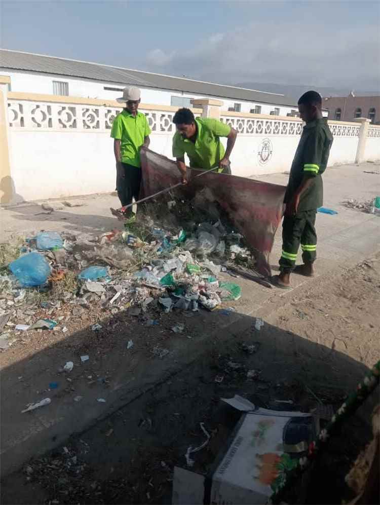 مشروع نظافة المكلا يُنفذ حملة لإزالة أشجار السيسبان ومخلفات الشارع العام بمحيط جامعة حضرموت