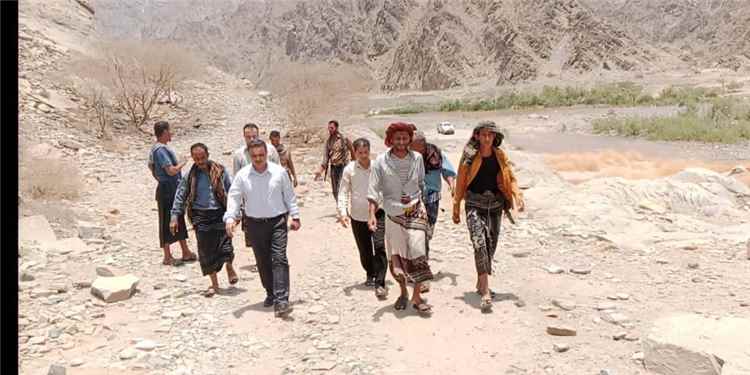 مدير عام ردفان ينعى ثلاث فتيات قضين غرقاً في سيول أسفل بنا ويؤكد مواصلة جهوده لإنشاء جسر آمن