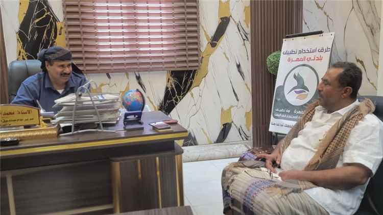 مدير عام صندوق النظافة بالمهرة يناقش مع مدير عام قشن مستوى الخدمات واحتياجات المديرية في مجال النظافة