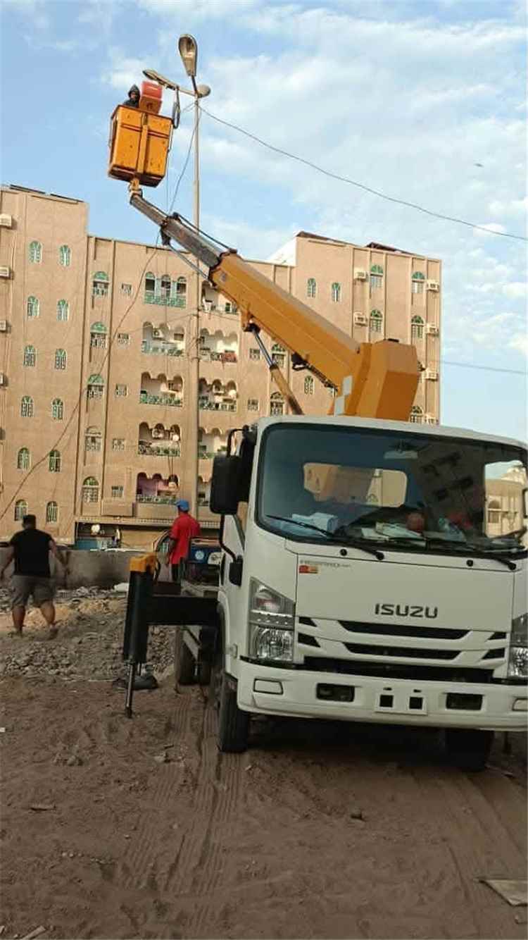 صيانة إنارة الحديقة خلف مستشفى الوالي في المنصورة استجابة لمطالب الأهالي.