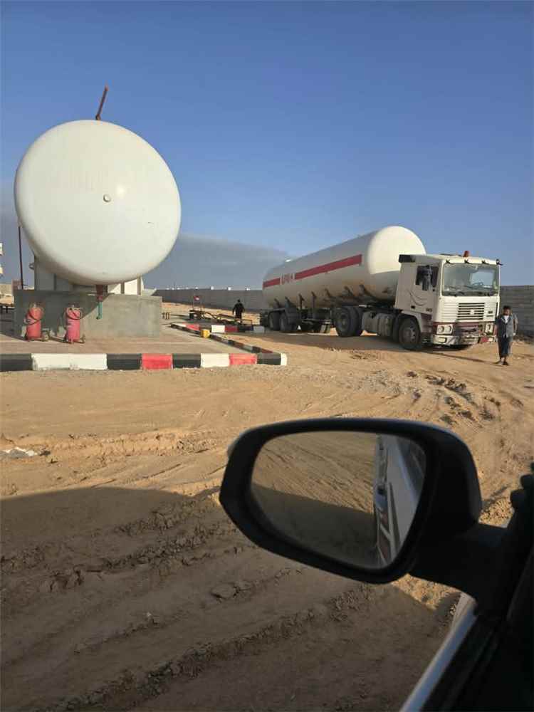 وصول ثلاث مقطورات غاز إلى المهرة وتفريغها بالغيضة.. وتوجيهات صارمة لمنع خروج الأسطوانات وتحديد حصص السيارات