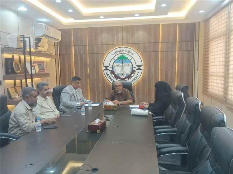 جامعة حضرموت ترعى توقيع اتفاقية لتنفيذ التعليم عن بُعد في الشحر