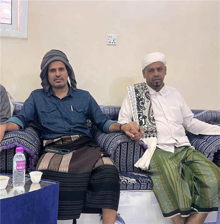 العميد محمد عمر بن غانم يعزّي وكيل حضرموت حسن سالم الجيلاني في وفاة نجله محمد