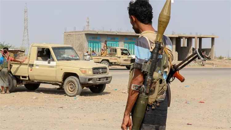 القوات المسلحة تتقدم في مأرب.. وأسر قيادي حوثي بارز في جبهة الوازعية بتعز