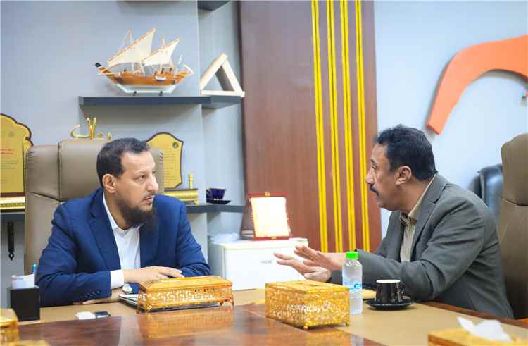 المحافظ شيخ يناقش مع وكيل أول هيئة الأراضي أوضاع أراضي وعقارات الدولة في عدن