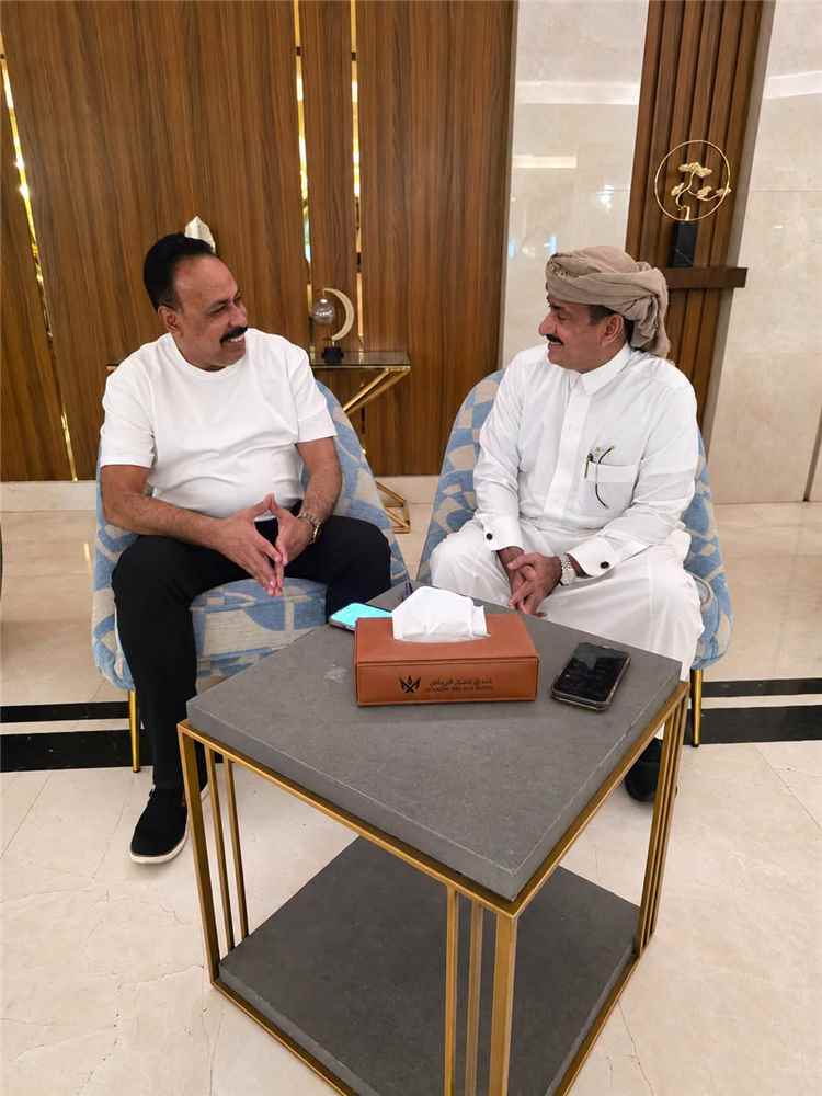معالي وزير الأشغال والطرق والمحافظ بن الوزير يناقشان مشاريع الطرق الحيوية في شبوة