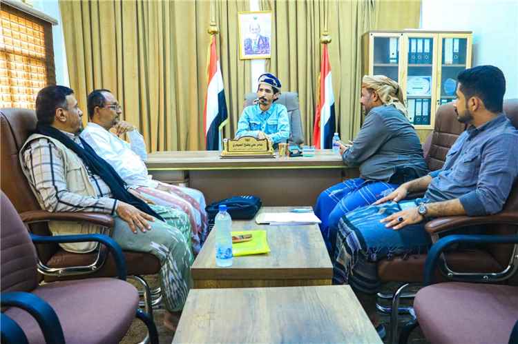 مدير عام مديرية العبر يبحث مع فريق فني احتياجات المديرية من مشاريع الكهرباء والطاقة المتجددة