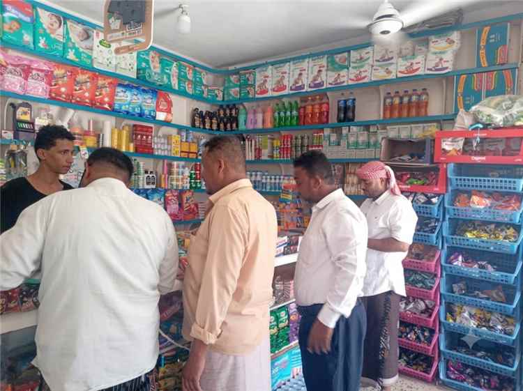 رقابة الأسواق تواصل نزولاتها الميدانية بحضور مدير عام الصناعة والتجارة في منطقة فوه ابن سيناء والشافعي بالمكلا