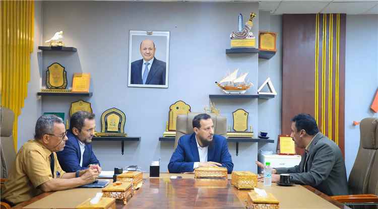 المحافظ شيخ يناقش مع وكيل أول هيئة الأراضي أوضاع أراضي وعقارات الدولة في العاصمة عدن