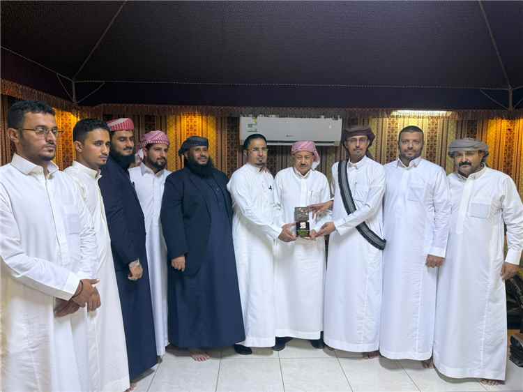 شباب مبادرة ترميم طريق أبين الدولي يكرّمون الشيخ صالح العزاني بدرع تقديري تقديراً لدعمه للشباب وخدمة المجتمع