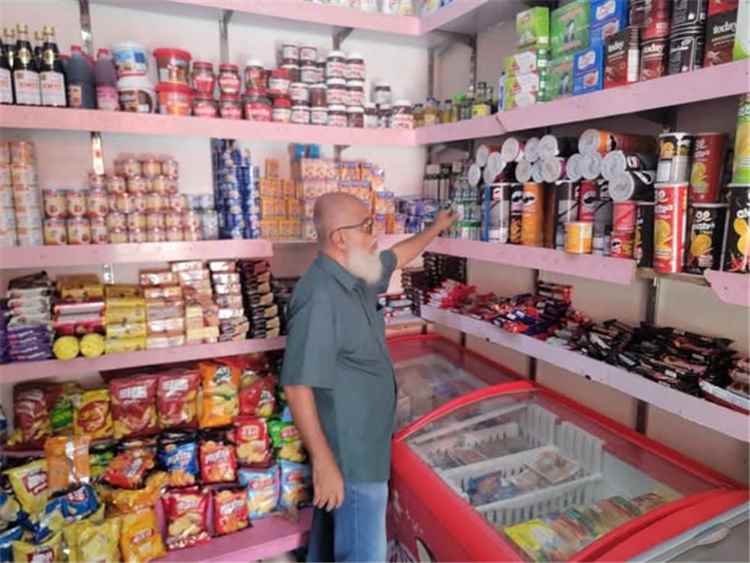صناعة البريقة بعدن يُحيل مخالفاً لعدم إشهار الأسعار للنيابة ويُشرف على توزيع 200 أسطوانة غاز بـ "السوق القديم"