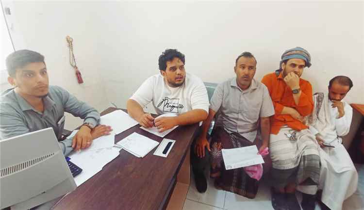 الدكتور المعلم يلتقي رئيس قسم العمليات الكبرى بن سنان وعدد من رؤساء الأقسام الأخرى في مستشفى الغيضة العام