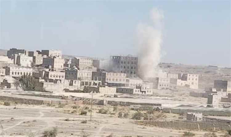 الحوثيون يفجّرون منازل مواطنين ويعتدون على نساء وأطفال في عمران