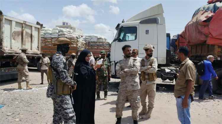 نيابة الصناعة والتجارة بعدن تحقق في شحنة أسمدة منتهية الصلاحية