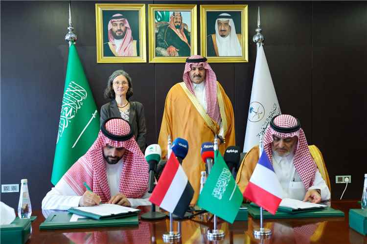 بتمويل سعودي-فرنسي.. توقيع اتفاقية لتعزيز مرونة واستدامة منظومة المياه في مدينة تعز
