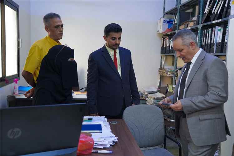 الوزير اليافعي يتفقد مستوى الأداء الإداري والخدمي في مكتب الشؤون الاجتماعية والعمل بعدن