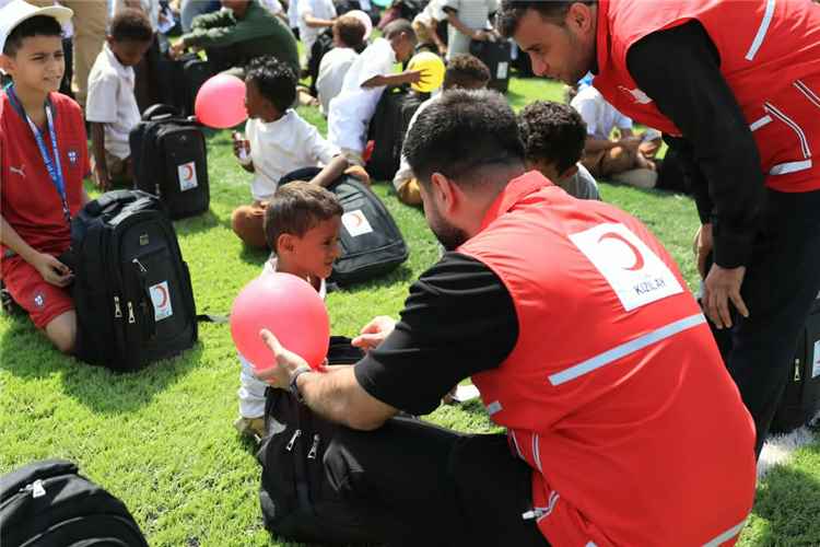 جمعية الهلال الأحمر التركي توزع ألف حقيبة مدرسية على طلاب في "عدن ولحج"