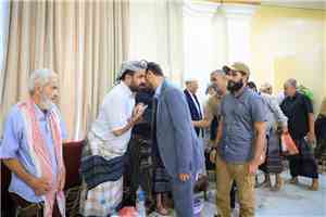 المحافظ شيخ يؤدي واجب العزاء في وفاة الشيخ عيدروس صالح العيسي
