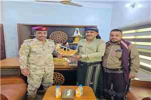 قائد خفر السواحل بحضرموت يكرّم ملتقيي صابر وطالب رزق تقديراً لجهودهما التطوعية بشحير