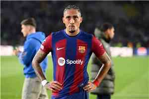 أرقام الأساطير.. رافينيا يبحث عن إنجاز قياسي مع برشلونة