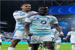 نيوم يذيق الهلال أول خسارة في دوري روشن السعودي ويقدم هدية ثمينة للنصر