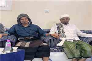 العميد محمد عمر بن غانم يعزّي وكيل حضرموت حسن سالم الجيلاني في وفاة نجله محمد
