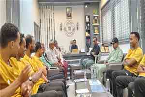 مدير عام مكتب الشباب والرياضة بالوادي يلتقي قيادة التحكيم ويؤكد دعمه لتطوير أداء حكام الساحة