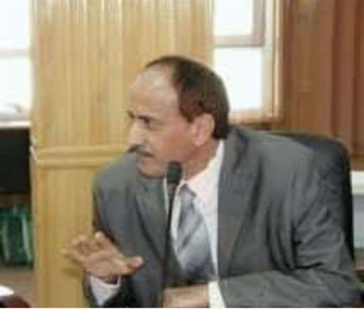مدير إدارة التربية والتعليم لودر يعزي بوفاة الدكتور فضل احمد امطلي