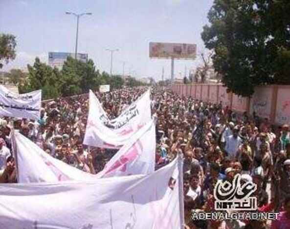 عشرات الآلاف يشاركون في جمعة القضية الجنوبية بعدن ((صور))