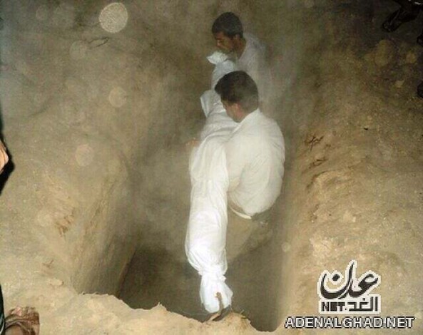 العشرات في عدن يشيعون جثمان الفقيد « عبدالرحمن خبارة» ((صور))