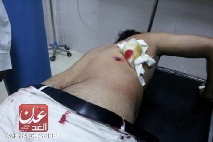 عاجل :جريح بحالة خطرة برصاص جنود نقطة أمنية شمال عدن ( صور )
