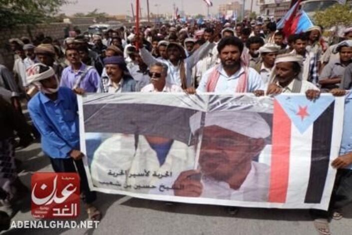 الآلاف في شبوة يخرجون بمسيرة تطالب بإطلاق الأسرى وتدعو للتصعيد الثوري ((صور))